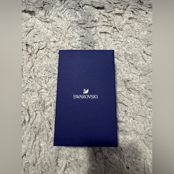 Swarovski Elegant Green and Silver Necklace - Picture 6 of 11